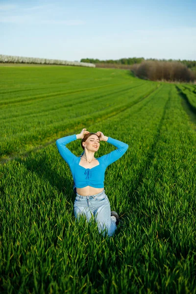 Улыбающаяся Молодая Женщина Сидит Просторном Поле Зеленой Траве — стоковое фото