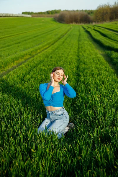 Улыбающаяся Молодая Женщина Сидит Просторном Поле Зеленой Траве — стоковое фото