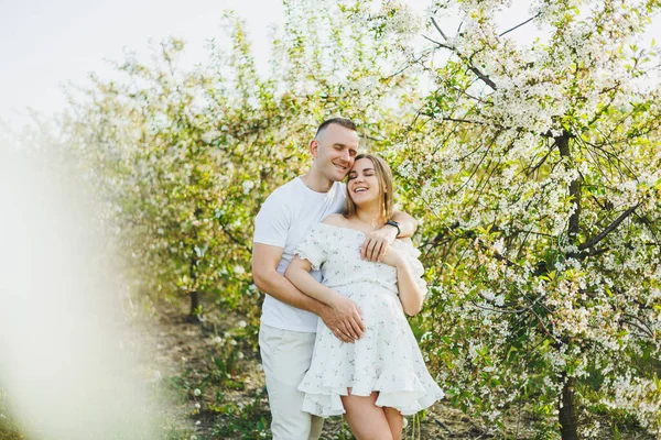 Krásný Mladý Pár Čekající Těhotenství Romantickém Místě Jarní Kvetoucí Jablečný — Stock fotografie