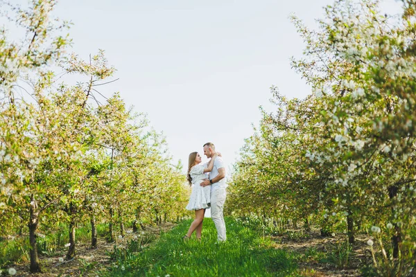 Krásný Mladý Pár Čekající Těhotenství Romantickém Místě Jarní Kvetoucí Jablečný — Stock fotografie