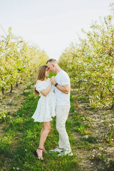 Beautiful Young Couple Man Pregnant Woman Spring Garden Beauty Lifestyle — Stock Photo, Image