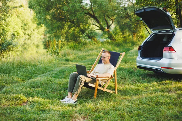 Homem Freelancer Senta Uma Cadeira Madeira Natureza Trabalha Line Laptop Imagem De Stock