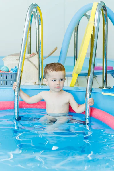 Dwuletni Chłopiec Uczy Się Pływać Czystym Basenie Rozwój Dziecka Basen — Zdjęcie stockowe