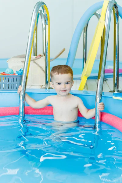 Ein Jähriger Kleiner Junge Lernt Einem Sauberen Pool Schwimmen Entwicklung — Stockfoto