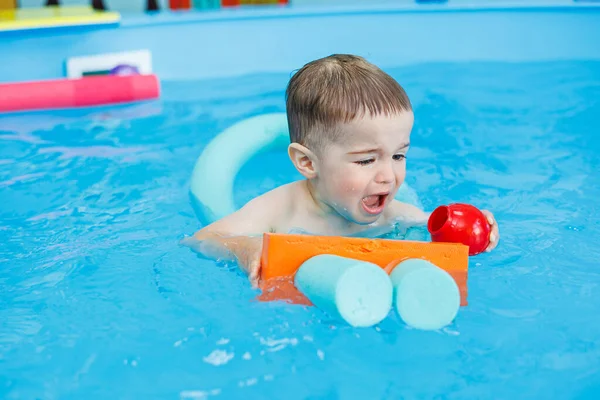 Ein Jähriger Junge Lernt Einem Pool Mit Einem Trainer Schwimmen — Stockfoto