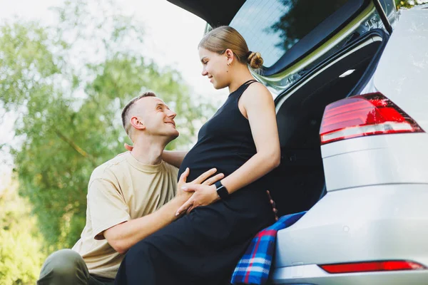 Happy Young Married Couple Expecting Child Sitting Trunk Car Nature — Stock Photo, Image