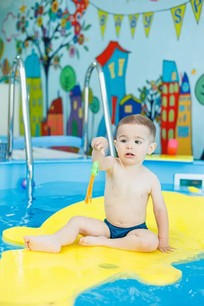 Menino Anos Está Aprendendo Nadar Piscina Aulas Natação Para Crianças — Fotografia de Stock