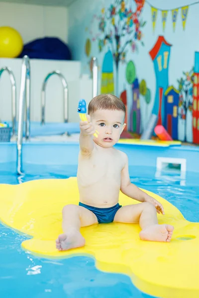 Desenvolvimento Para Bebês Rapazinho Está Aprender Nadar Piscina Primeiras Aulas — Fotografia de Stock