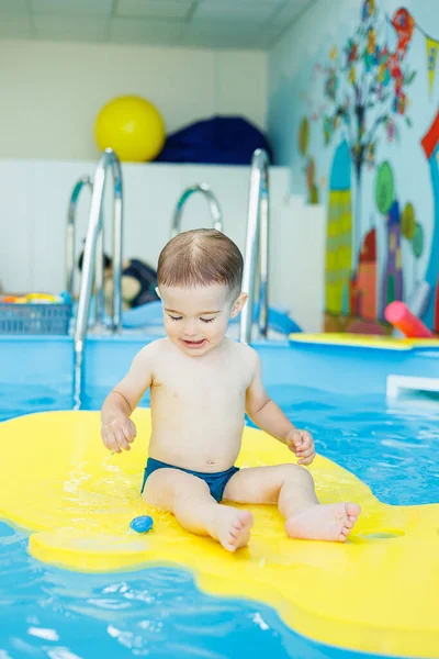 Desenvolvimento Para Bebês Rapazinho Está Aprender Nadar Piscina Primeiras Aulas — Fotografia de Stock