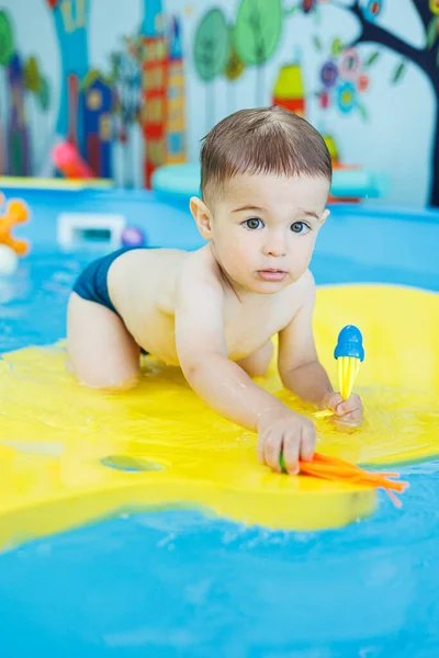 Menino Alegre Anos Está Aprendendo Nadar Piscina Aulas Natação Para — Fotografia de Stock