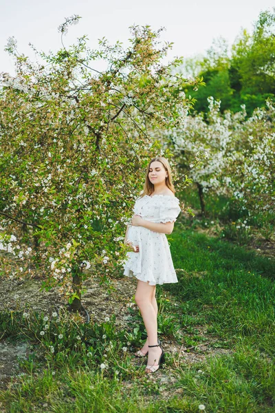 Молода Вагітна Жінка Білій Сукні Ходить Квітучому Яблучному Саду Щаслива — стокове фото