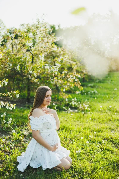 Una Mujer Embarazada Feliz Vestido Muselina Blanco Verano Está Sentado —  Fotos de Stock