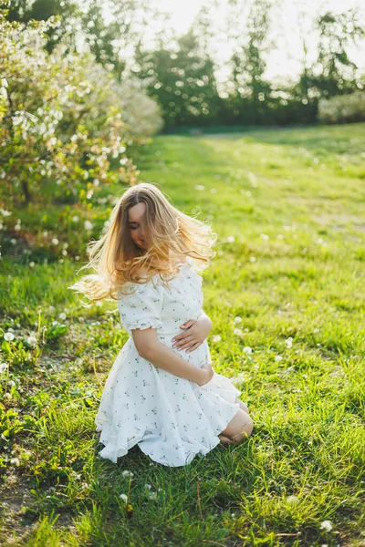 Una Mujer Embarazada Feliz Vestido Muselina Blanco Verano Está Sentado — Foto de Stock