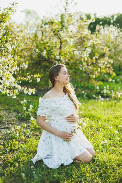 Smiling Pregnant Woman White Light Dress Walks Green Spring Garden — Stock Photo, Image