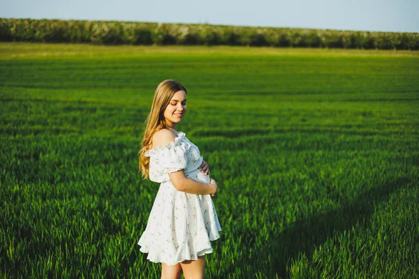 Una Mujer Embarazada Sonriente Con Vestido Luz Blanca Camina Jardín —  Fotos de Stock