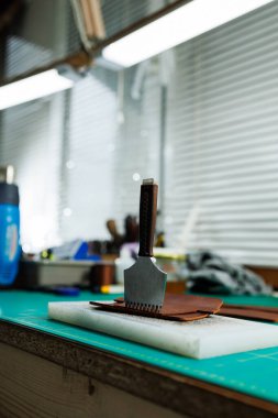 Gerçek deriden ürünler üretmek için bir çalışma masası. Deri işçiliği için araçlar