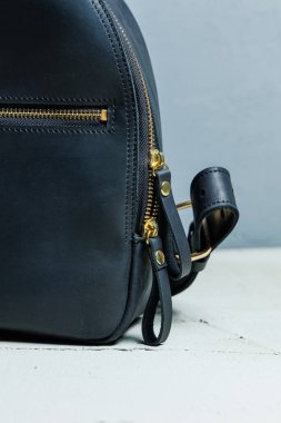 Omuzunda kadın deri sırt çantası var. El yapımı deri sırt çantası..