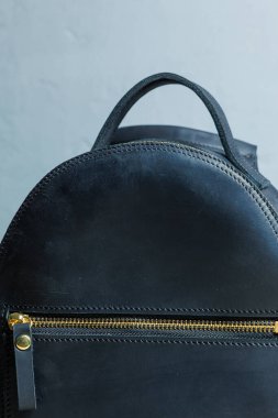 Omuzunda kadın deri sırt çantası var. El yapımı deri sırt çantası..