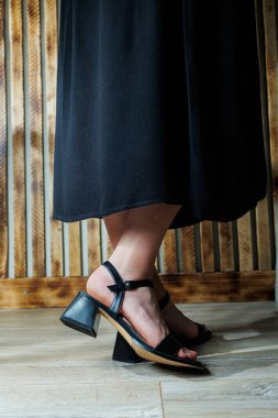 İnce, siyah sandaletli güzel kadın bacakları. Sofistike stil, yaz modası trend, ayakkabılar, sandaletler, moda aksesuarları, mükemmel ten, yüzü yok..