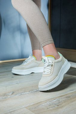Deri ayakkabılı, ayaklı kadın bacakları. Modern sezonluk şık spor ayakkabıları koleksiyonu. Kadın modası.