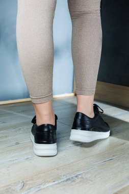 Siyah kadın ayakkabıları. Kadın deri ayakkabı koleksiyonu. Deri siyah spor ayakkabılı kadın bacakları. Şık kadın ayakkabıları..