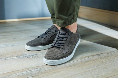 Erkek yaz ayakkabıları koleksiyonu. Gri deri ayakkabılı erkek bacakları. Klasik erkek ayakkabısı.