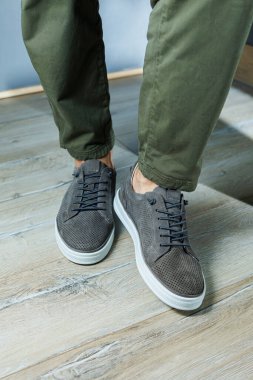 Erkek yaz ayakkabıları koleksiyonu. Gri deri ayakkabılı erkek bacakları. Klasik erkek ayakkabısı.