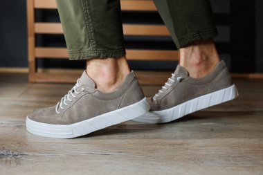 Erkek yaz ayakkabıları koleksiyonu. Bej renkli deri ayakkabılı erkek bacakları. Klasik erkek ayakkabıları..