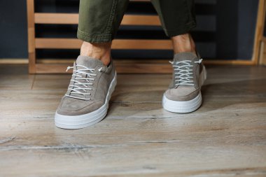 Erkek yaz ayakkabıları koleksiyonu. Bej renkli deri ayakkabılı erkek bacakları. Klasik erkek ayakkabıları..