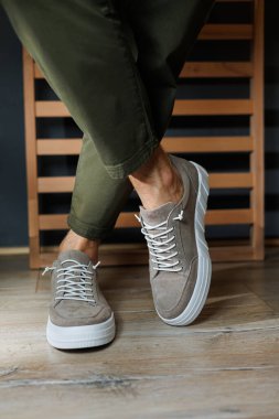 Erkek yaz ayakkabıları koleksiyonu. Bej renkli deri ayakkabılı erkek bacakları. Klasik erkek ayakkabıları..