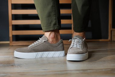 Erkek yaz ayakkabıları koleksiyonu. Bej renkli deri ayakkabılı erkek bacakları. Klasik erkek ayakkabıları..