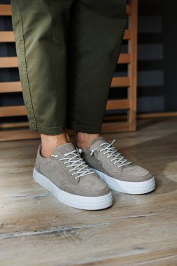 Erkek yaz ayakkabıları koleksiyonu. Bej renkli deri ayakkabılı erkek bacakları. Klasik erkek ayakkabıları..