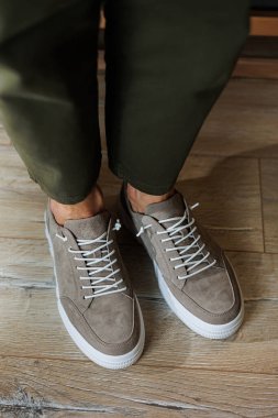 Erkek yaz ayakkabıları koleksiyonu. Bej renkli deri ayakkabılı erkek bacakları. Klasik erkek ayakkabıları..