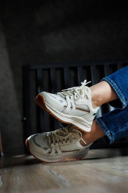 Kadın deri ayakkabı koleksiyonu. Deri spor ayakkabılı kadın bacakları. Şık kadın ayakkabıları.