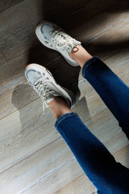 Kadın deri ayakkabı koleksiyonu. Deri spor ayakkabılı kadın bacakları. Şık kadın ayakkabıları.