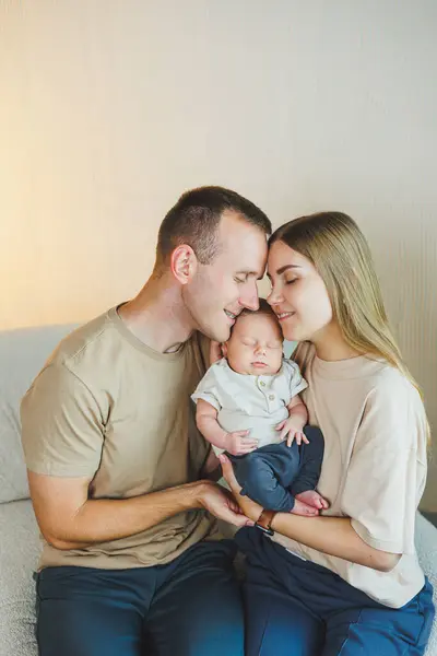 Una Giovane Famiglia Con Neonato Madre Padre Felici Che Baciano Immagine Stock