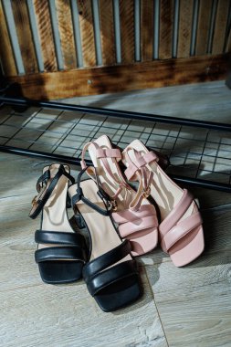 Siyah deri topuklu sandaletler, kadınlar için yaz sandaletleri..