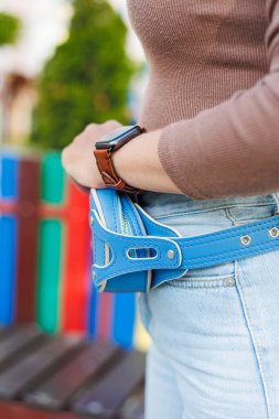 Mavi deri kadın kemeri. Her gün için bir paket muz..