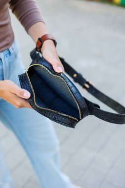 Siyah deri kadın kemer çantası. Her gün için bir paket muz..