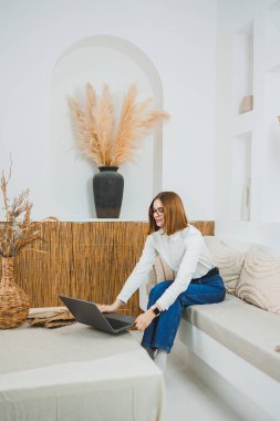 Serbest meslek, iş ve iş. Bir kadın evde dizüstü bilgisayarla uzaktan çalışıyor..