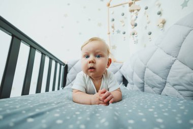 Yeni doğmuş küçük bir çocuk çocuklar için bir beşikte yatıyor. Çocukların uyuyabileceği bir yer.