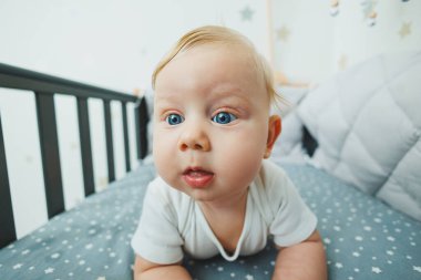 Yeni doğmuş küçük bir çocuk çocuklar için bir beşikte yatıyor. Çocukların uyuyabileceği bir yer.