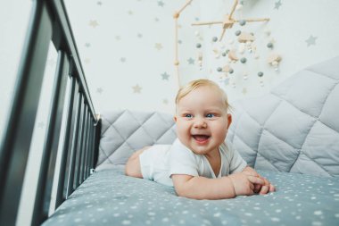 Yeni doğmuş küçük bir çocuk çocuklar için bir beşikte yatıyor. Çocukların uyuyabileceği bir yer.
