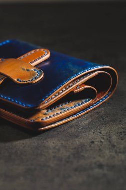 Güzel deri cüzdan. Cildi mavi ve kahverengidir. El yapımı pahalı ürünler. Erkekler ve kadınlar için bir hediye..