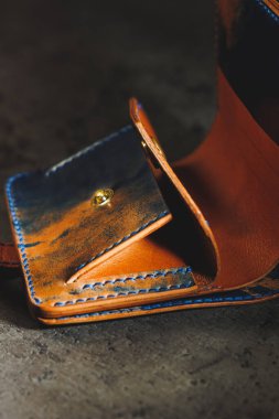 Güzel deri cüzdan. Cildi mavi ve kahverengidir. El yapımı pahalı ürünler. Erkekler ve kadınlar için bir hediye..