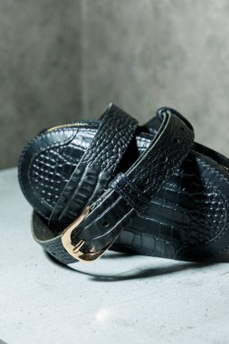 Gri arka planda hakiki deriden yapılmış siyah deri çanta. Deri ürünler.