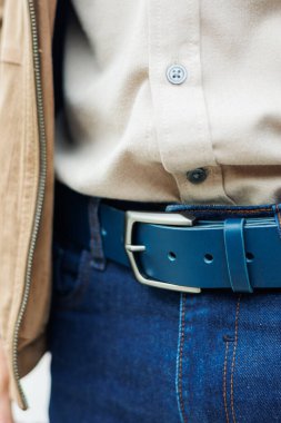 Pantolon için erkek mavi deri kemeri. Erkek pantolonunda mavi kuşak