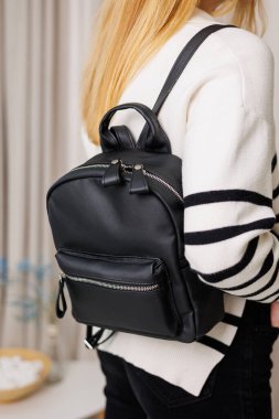 Hakiki deriden yapılmış siyah kadın omuz çantası. El çantası.