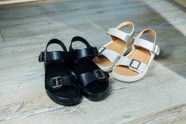 Kadın deri sandaletleri yerde duruyor. Kadın yaz ayakkabıları..