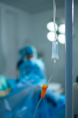 Ameliyathanede modern tıbbi malzemeler var. Damardan verilen ilaçların tedavisi.